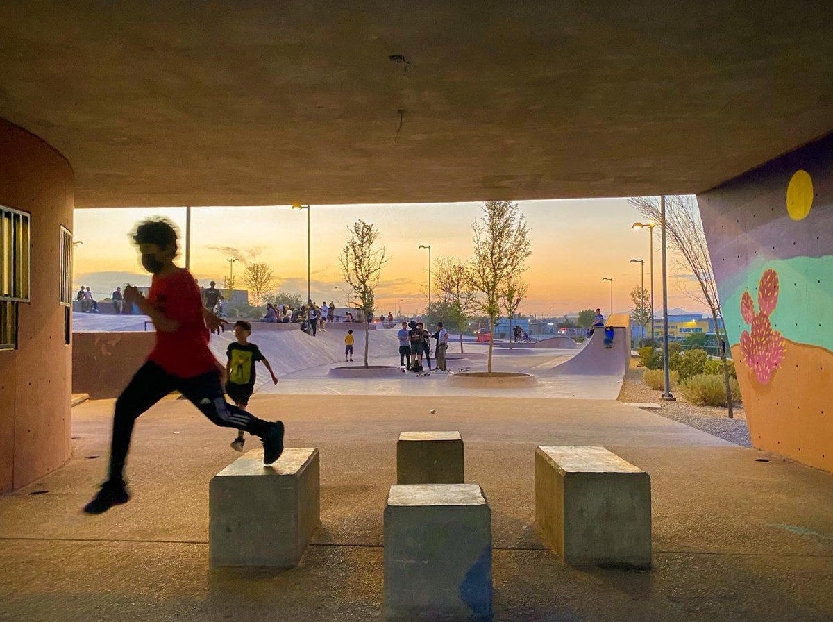 MeyerFalcon's tweet photo. En Ciudad Juárez construimos quizá uno de mis proyectos favoritos en estos cuatro años, el Skatepark La Duna. Además construimos centros comunitarios y el Deportivo La Montada, muy visitado por los jóvenes. #JuárezLate https://t.co/dtfXnrQBnk