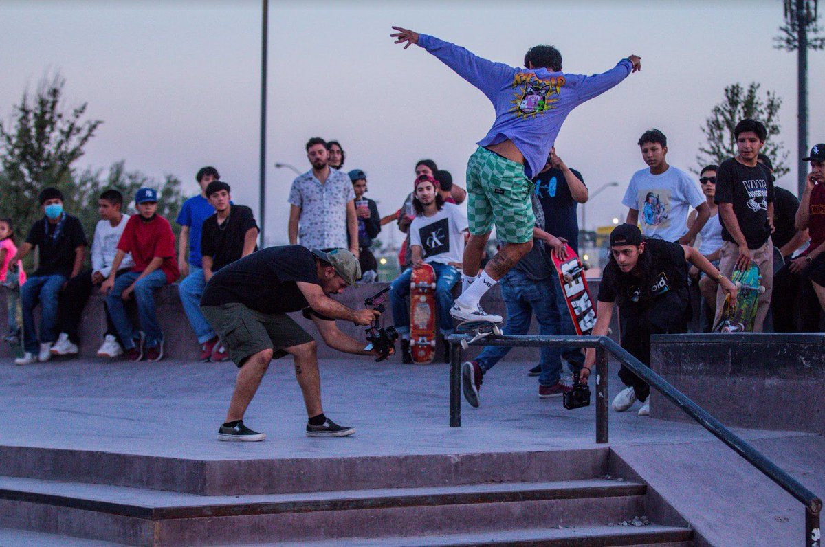 MeyerFalcon's tweet photo. En Ciudad Juárez construimos quizá uno de mis proyectos favoritos en estos cuatro años, el Skatepark La Duna. Además construimos centros comunitarios y el Deportivo La Montada, muy visitado por los jóvenes. #JuárezLate https://t.co/dtfXnrQBnk