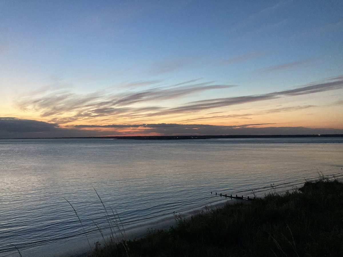 helsvarc's tweet photo. Birthday sunset was pretty good on the IOW to ππππ§‘ .. last pic curtesy of my Bro @Varcs #topphotographer #IsleofWight #Islandlife #chilled #sunset #Colwellbay #photography https://t.co/hKYTEvUUuc