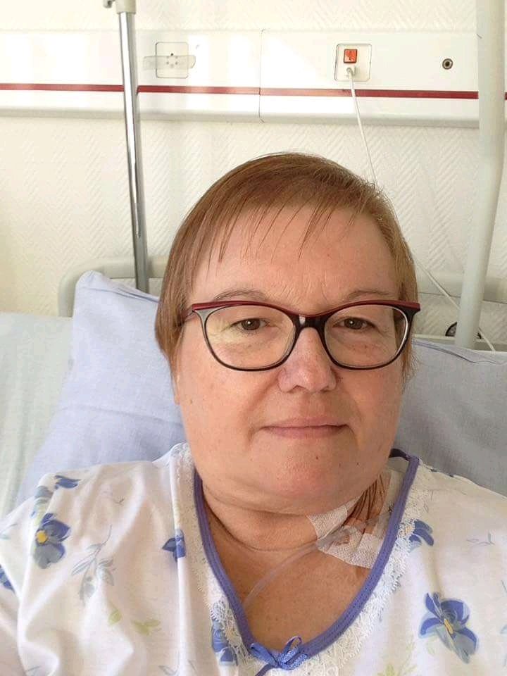 Mi nombre es Croline Rabastin, una mujer de nacionalidad francesa que se encuentra hospitalizada en una clínica de Niza por cáncer de garganta. Realmente necesito sus oraciones. Que Dios bendiga a todos los que lean mi mensaje.