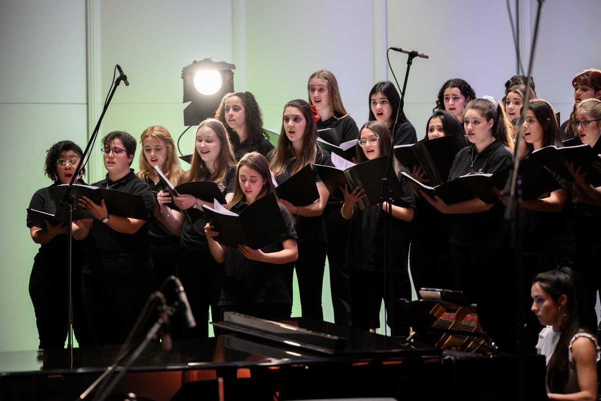 Ayer se presentó el Coro Nacional Juvenil del Sodre en la sala principal del <a href="/AuditorioSodre/">auditoriosodre</a>. 
El director <a href="/mederosvic/">Víctor Mederos</a> presentó el concierto Vía Jazz, que fue verdaderamente inigualable.
 
<a href="/MEC_Uruguay/">Ministerio de Educación y Cultura</a>