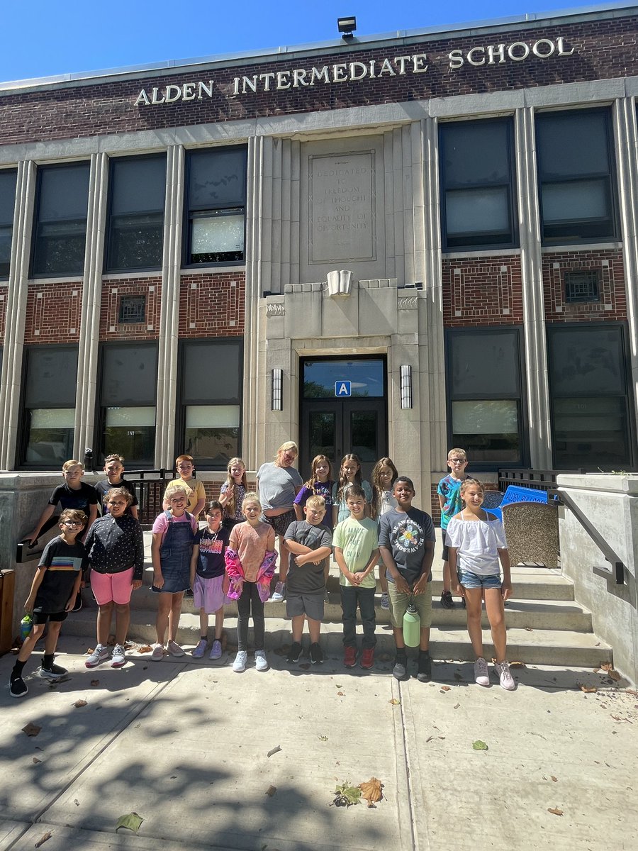 MrsMooney4th's tweet photo. Introducing our newest 4th graders! We're looking forward to a fantastic year! @AldenIntSchool https://t.co/7FpOlidrdU