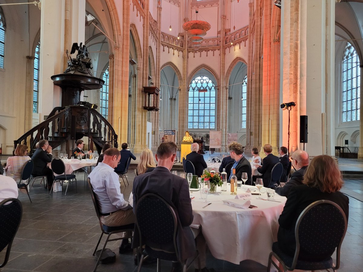 tho_boom's tweet photo. Nu bij de Duits-Nederlandse journalistenuitwisseling in @gemeentearnhem. Manon van Beek, CEO van @TenneTTSO, ziet de D-NL energiesamenwerking als voorbeeld voor Europa. "Wij moeten onze koopkracht en welvaart veilig stellen. If we can make it here we can make it everywhere." https://t.co/vfQ80pm6x0