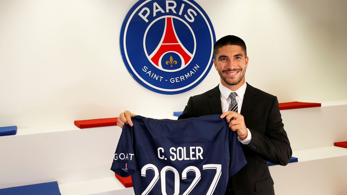 ActuFoot_'s tweet photo. Carlos Soler s'est engagé jusqu'en 2027 avec le PSG. ❤️💙

📸 @PSG_inside https://t.co/doS9lCGli5