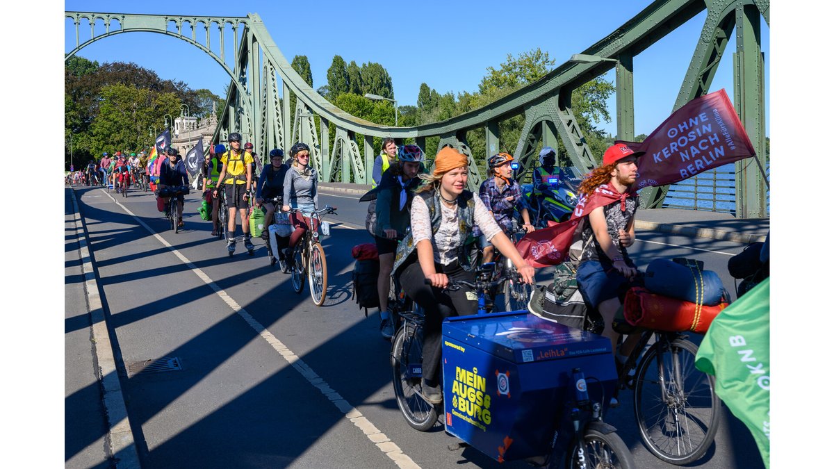 StefanMuelller's tweet photo. 1/ Heute hatte #OhneKerosinNachBerlin den letzten Tag. Tour von #Potsdam nach #Berlin. Hier die Glienicker Brücke. Es gab verschiedene Toure aus dem ganzen Land. Manche sind über 1000km gefahren. Ist die Frau mit dem #Lastenrad aus #Augsburg gekommen? #OKNB https://t.co/c37FsROx9Z