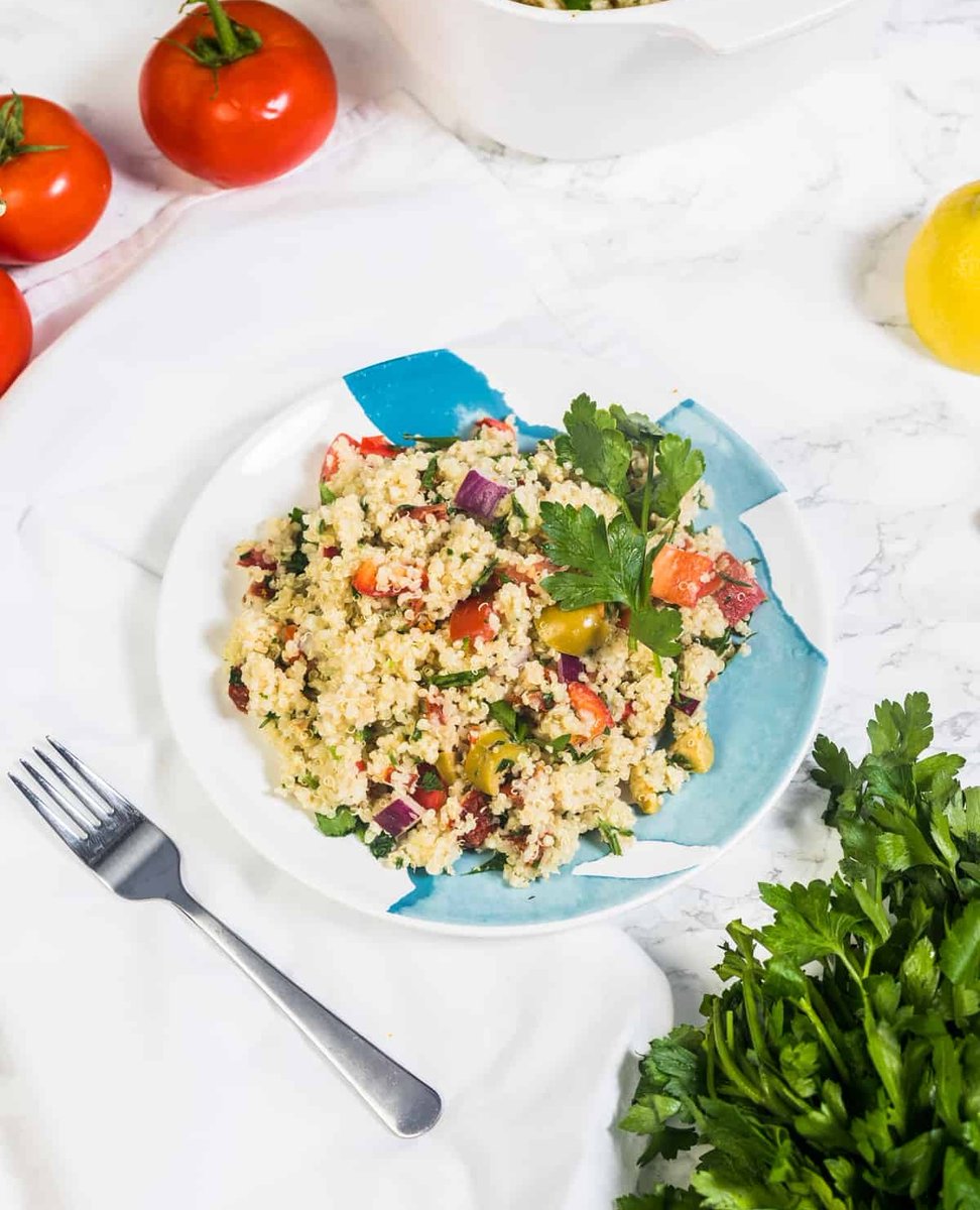 Savor the last few weeks of summer with this Mediterranean quinoa salad! Colorful veggies, briny olives, chewy sun-dried tomatoes, and fresh parsley come together with tender quinoa (toasted, if you like) and a creamy lemon tahini dressing. 🍅

🥗 Recipe: seitanbeatsyourmeat.com/mediterranean-…