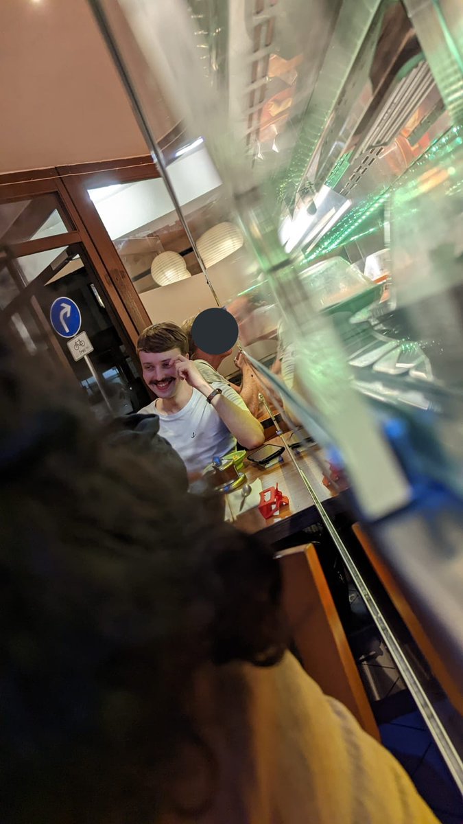 Spotted. Eine moustache in MUC. Was <a href="/HHaieWelli/">Welli</a> wohl im Ausland sucht???