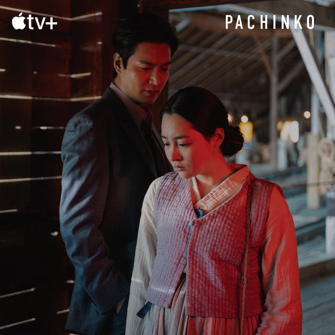 BlueMarble_Pics's tweet photo. Re-watching this incredible scene of Hansu and Sunja from Chapter 4 today @AppleTVPlus #Pachinko https://t.co/sPObRGX57g