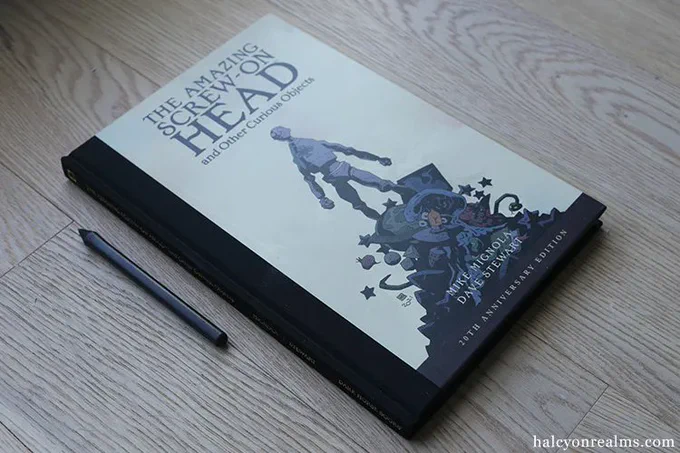 40 new pages of "bonus curiosities" in the 20th anniversary edition of Mike Mignola's The Amazing Screw-On Head comic, which also comes in a bigger print format. See more in my review - https://t.co/RtJTPvK5Y0

#comic #artbook #illustration #blauereview #イラスト 