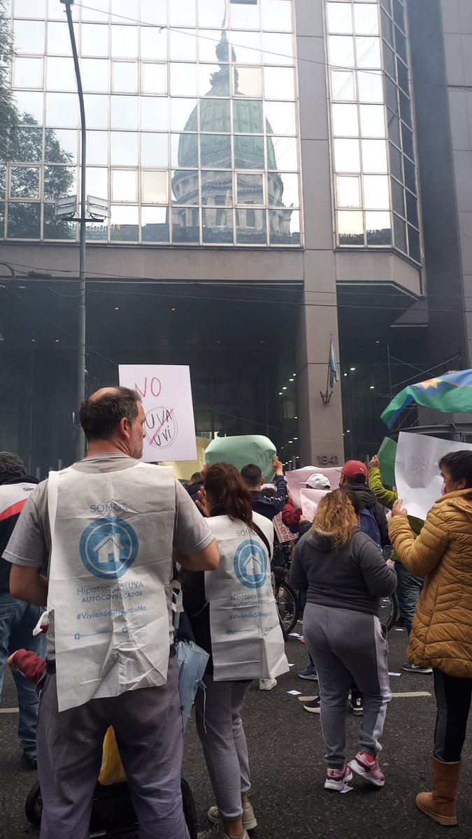 hipotecadosuva's tweet photo. Ya estamos las familias de #HipotecadosUVA frente al Congreso para hacer oir nuestro reclamo por una #SolucionUVA!! https://t.co/r97Eq3tuYm