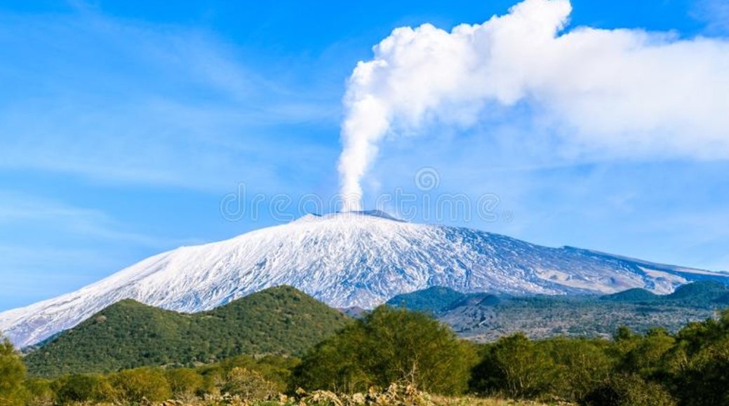 Como todos sabemos, el Etna es un volcán activo situado en la costa este de Sicilia y que fue declarado Patrimonio de la Humanidad por la UNESCO. Pero, quizá, lo que no sepamos es que un terrible monstruo vive en su corazón.