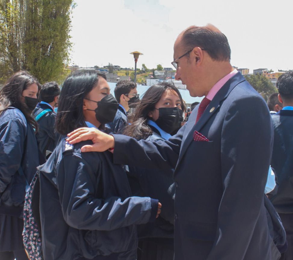 Gober_Cotopaxi's tweet photo. #VolvemosAlCole 🎒💁♂️
Con muchos sueños e ilusión, más de tres mil jóvenes iniciaron su nuevo año escolar está mañana, en la Unidad Educativa Ramón Barba Naranjo. https://t.co/Vfm0Qlrkeh