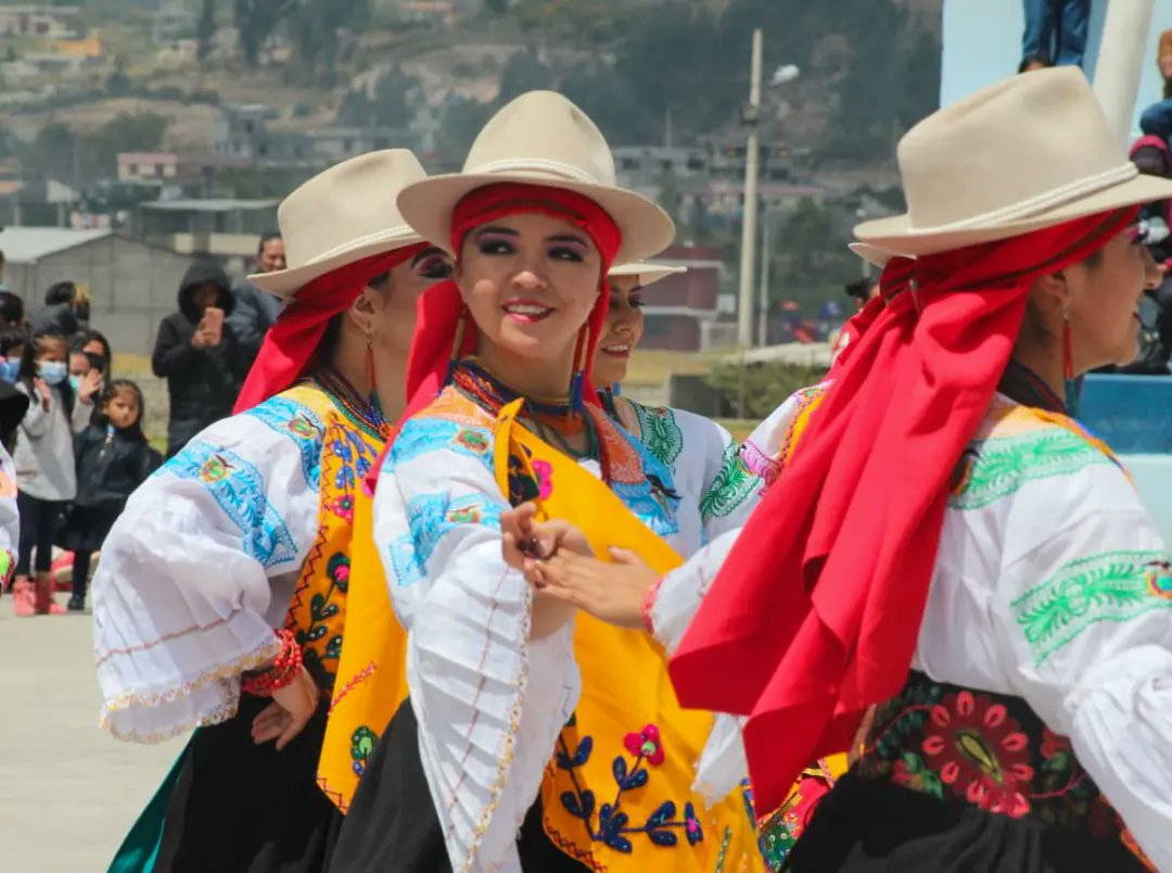 Gober_Cotopaxi's tweet photo. #VolvemosAlCole 🎒💁♂️
Con muchos sueños e ilusión, más de tres mil jóvenes iniciaron su nuevo año escolar está mañana, en la Unidad Educativa Ramón Barba Naranjo. https://t.co/Vfm0Qlrkeh