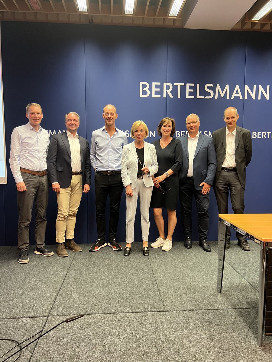 ThomasRabe's tweet photo. Our first Bertelsmann Management Report with colleagues at the Corporate Center in Gütersloh in three years. Positive financials from our interim report! Liz and Christoph Mohn, the Works Council, and my fellow Executive Board members were present. https://t.co/3tNw97Xctt