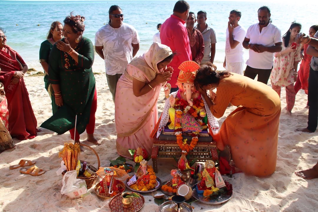 phenomene83's tweet photo. Om gan ganapataye namo namah #GaneshChaturthi2022 #Mauritius #thursdayvibes #travelphotography #PhotoOfTheDay @500pxrtg @500px @ThePhotoHour @CanonFrance @cntraveller @elite_traveler https://t.co/xetEaI2CZ7