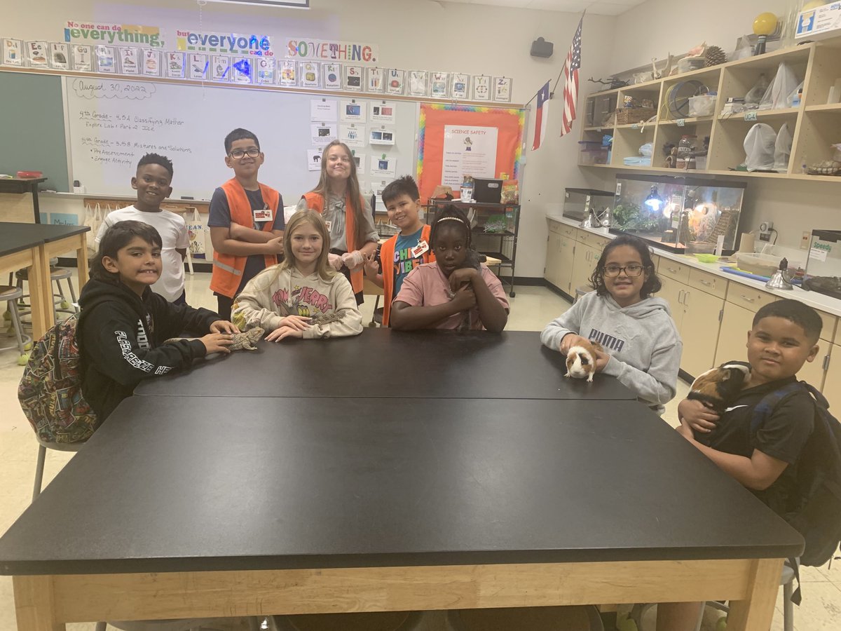 Oaks Elementary students enjoying the animals in the science lab. 😊 @humbleisd_OE #everychildeverday