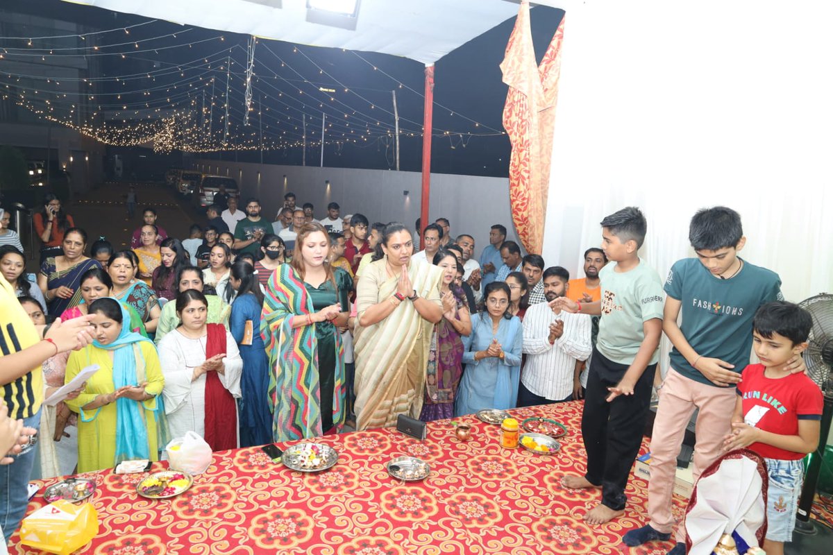 zankhanabenbjp's tweet photo. "ऊँ नमो विघ्नराजाय सर्वसौख्यप्रदायिने।
दुष्टारिष्टविनाशाय पराय परमात्मने॥"

સંકટનાશક, વિઘ્નહર્તા, પાર્વતી પુત્ર શ્રી ગણપતિ મહારાજની બિલ્વમ રેસીડેન્સી ખાતે આરતી કરવાનો પુણ્યશાળી અવસર પ્રાપ્ત થયો હતો. https://t.co/aMLfcISX4F