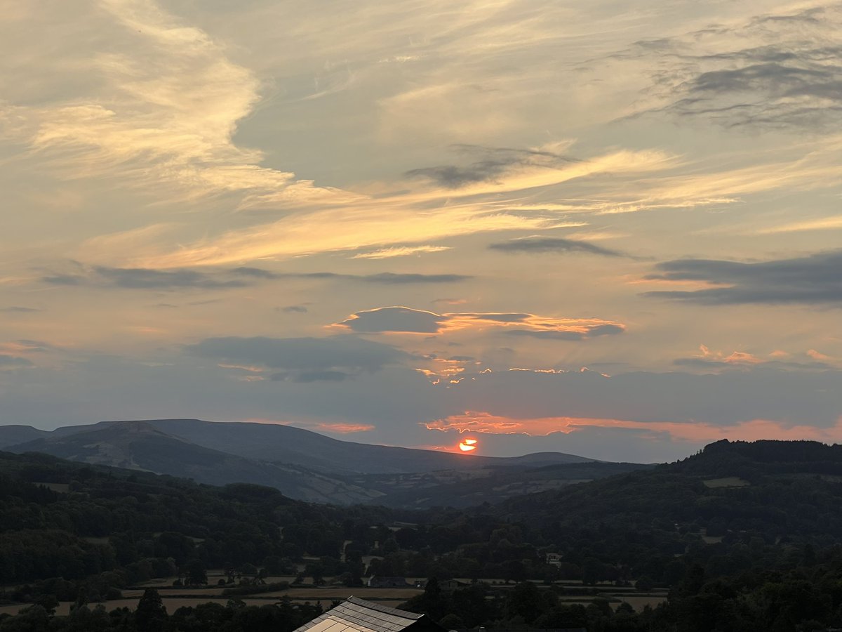 KBNeuroinfo's tweet photo. Sense that summer is drawing to a close..September 1st sunset over the Beacons captured in 20 minutes… https://t.co/RT2GLldIcM