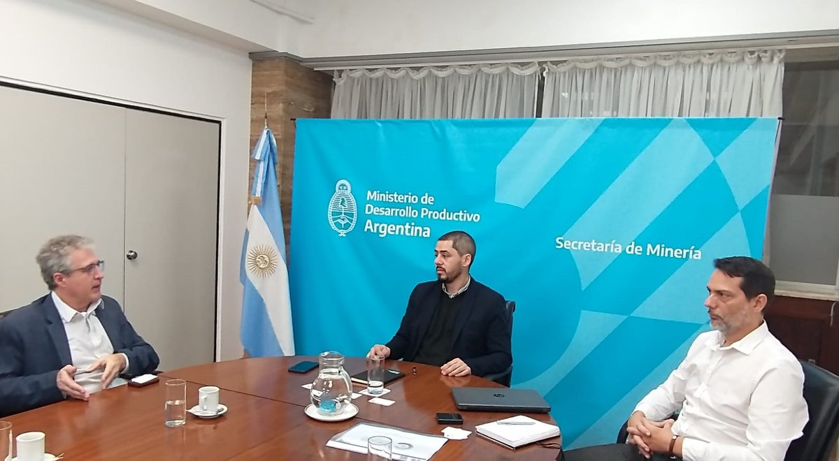 Directivos de CAFMEI se reunieron con el Subsecretario de Política Minera de Nación <a href="/EnzoArayaOk/">Enzo Araya</a> y su asesor <a href="/Davechagoya/">David Chagoya</a> 
Se interiorizaron sobre las inversiones mineras y acercaron información sobre el desarrollo de proveedores mineros nacionales
<a href="/pablorufino/">Pablo Rufino</a> <a href="/AvilaFernandaOk/">Fernanda Ávila</a>