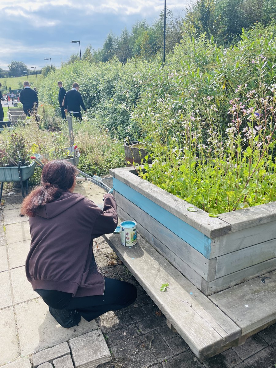 Garnock_club's tweet photo. The GROW team back to work in the school garden. 🖌️🌳🍓🌿🌱#ruralskills #outdoor #gardening #skills #project #fantasticpupils #garnockcommunitycampus #garnock https://t.co/kIzZWqUEK2