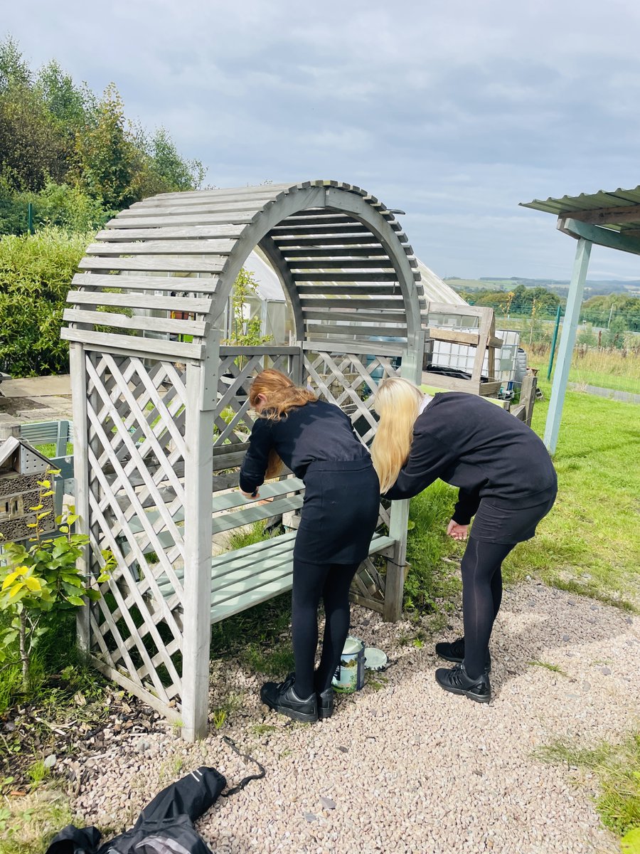 Garnock_club's tweet photo. The GROW team back to work in the school garden. 🖌️🌳🍓🌿🌱#ruralskills #outdoor #gardening #skills #project #fantasticpupils #garnockcommunitycampus #garnock https://t.co/kIzZWqUEK2