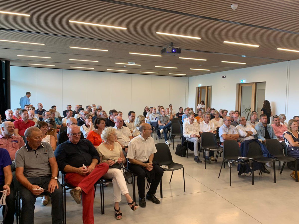 olivierrichefou's tweet photo. 📌 Rassemblement à @espacemayenne des collectivités labellisées « Terre de Jeux 2024 ». Merci à toutes et tous pour votre engagement à faire vivre les émotions de @Paris2024 et permettre au plus grand nombre de vivre l’aventure #olympique et #paralympique @vsaulnier53200 @CDOS53 https://t.co/ClqCdcENV1