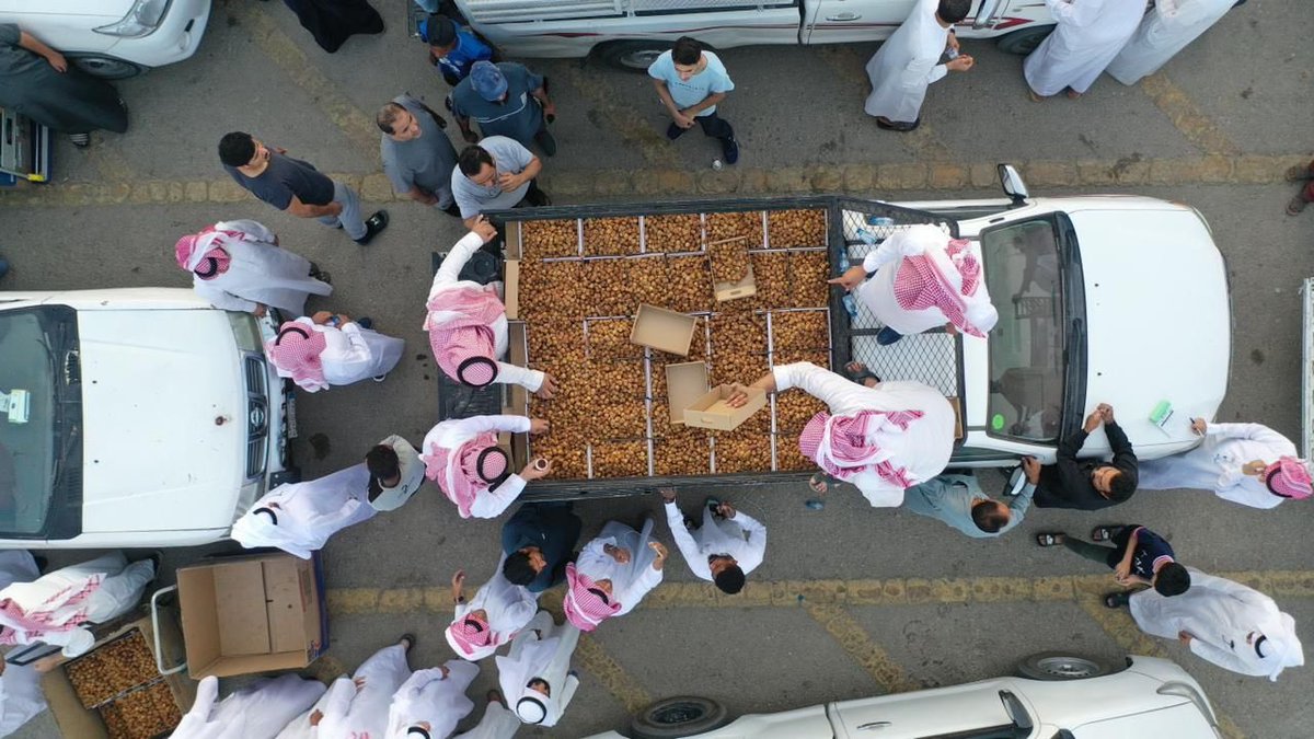 SighaAlshammri's tweet image. #مهرجان_تمور_بريدة  الأكبر في السعودية، يعمل على تطوير استراتيجية التسويق للتمور ، وجذب القوة الشرائية وتصديرها داخل المملكة وخارجها..

#شكرا للقائمين على المهرجان وجهودهم والتغطية الاعلامية المميزة للمهرجان 👏🏼

#القصيم 
@k_alrogi 
@Buraidah_sa