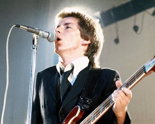 Happy 67th Bday Bruce Foxton ..
The only one smilin\ is the sun-tanned boss\" 