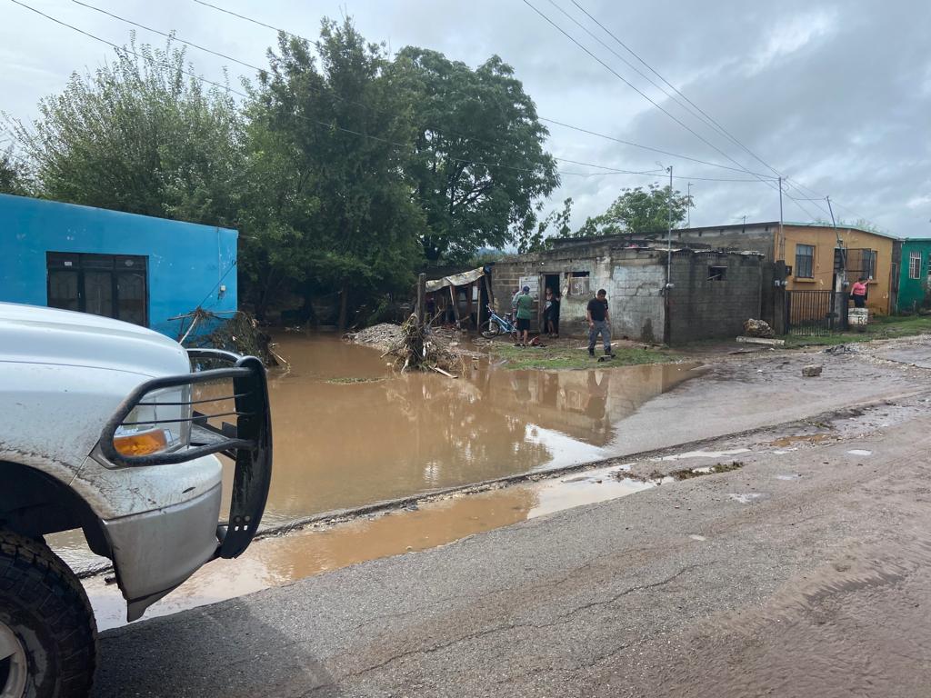 conagua_mx's tweet photo. Derivado de las recientes #Lluvias en el municipio de Muzquiz, #Coahuila, personal y equipo especializado de las Brigadas #PIAE de la #Conagua, se trasladaron para apoyar a la población afectada por el desbordamiento del arroyo Zamora https://t.co/CXgA3WK2xQ