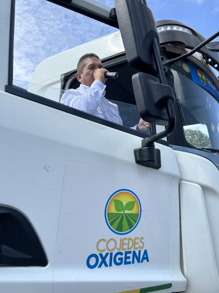 alexandermirele's tweet photo. Hoy me siento feliz del deber cumplido gracias a nuestros concejales a nuestro hermano Gobernador @albertogalindez la empresa privada y sobre todo nuestros contribuyentes. Doy gracias a Dios. Vamos vamos San Carlos. Vamos Cojedes. https://t.co/LZ7chSu3H9