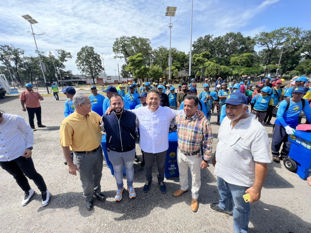 alexandermirele's tweet photo. Hoy me siento feliz del deber cumplido gracias a nuestros concejales a nuestro hermano Gobernador @albertogalindez la empresa privada y sobre todo nuestros contribuyentes. Doy gracias a Dios. Vamos vamos San Carlos. Vamos Cojedes. https://t.co/LZ7chSu3H9