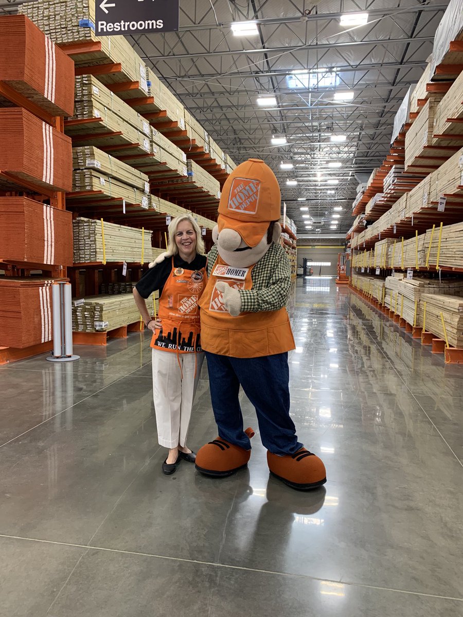 So Proud of Justin and leadership team at 1326 Lower Heights Grand Opening in D7! The store looked beautiful and ready for customers!🧡🍊📣