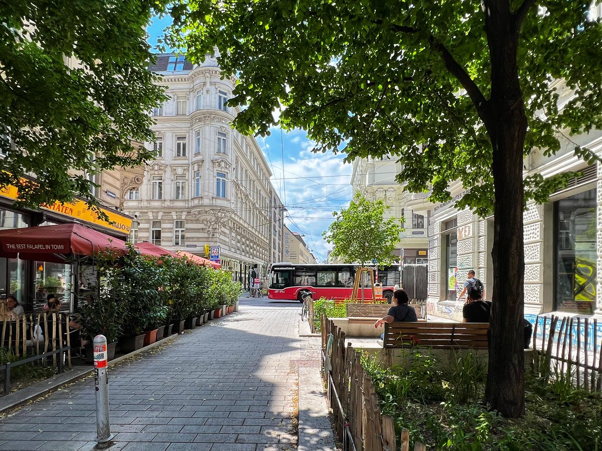 Qagggy's tweet image. The cars-on-every-street approach simply doesn’t work. Cities need space for walking, biking, transit and civic life.