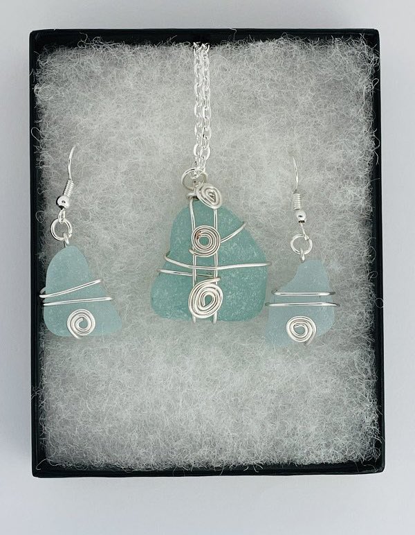 Blah blah seaglass handmade blah blah Scotland blah blah blah 😂🏴󠁧󠁢󠁳󠁣󠁴󠁿

Argyllseaglass.co.uk 🥳

#ScottishCraftHour #MHHSBD #CraftBizParty #Argyll