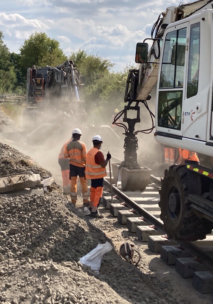 laurence_berrut's tweet photo. 🚧Visite des travaux de la ligne FRET Verdun-Dugny : un chantier de 9M€ financé par @Prefet55 @regiongrandest GIP Objectif 55  @SNCFReseau et Lhoist. 👋Tous mobilisés et unis pour rénover 9Km de ligne utilisée par un des leaders mondiaux de la chaux ! https://t.co/trGQOMtB8O