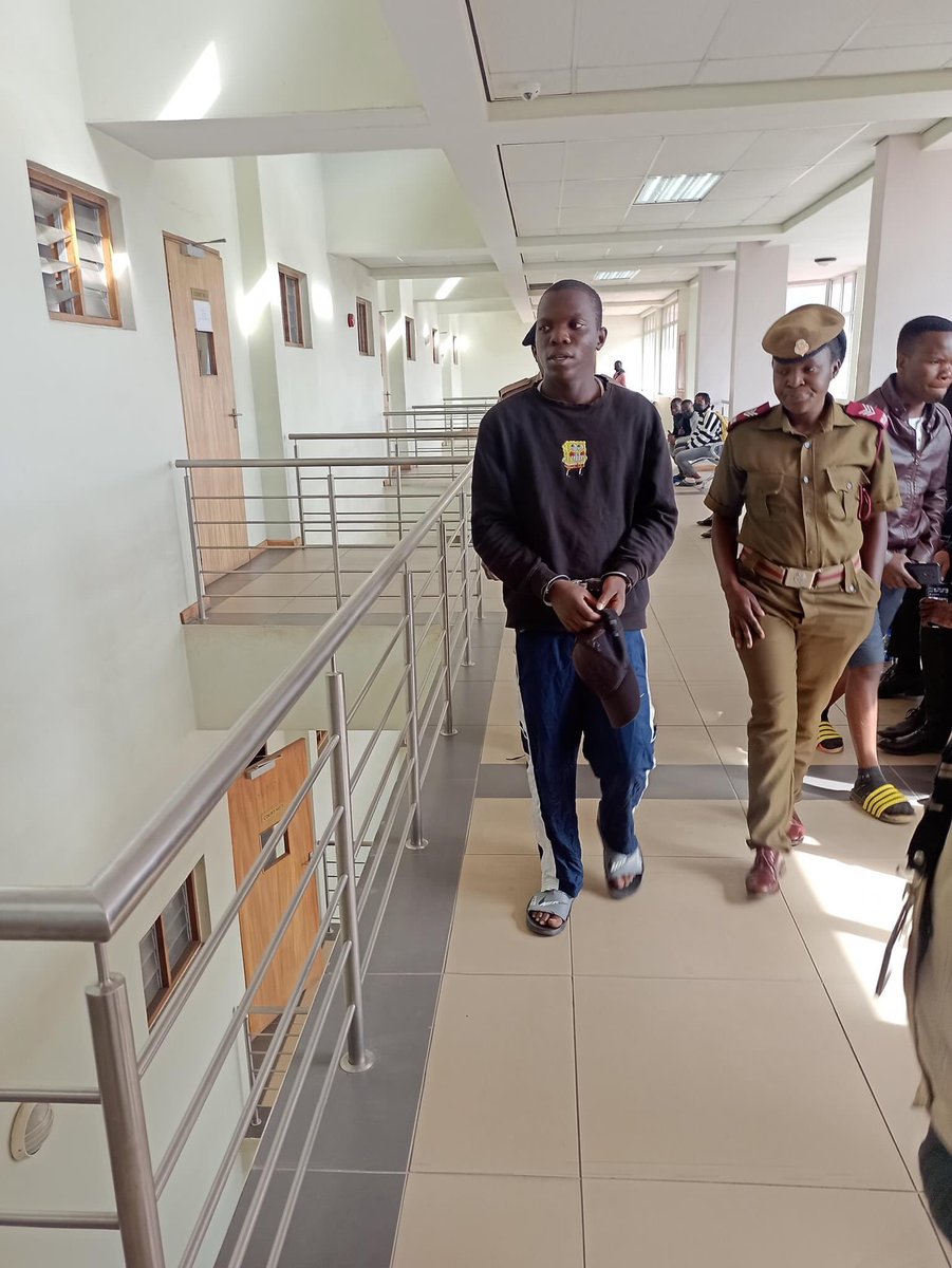 FYIonlinemw's tweet photo. High Court in Blantyre has reduced John Mussa’s prison sentence to 3 years. The teenager was earlier sentenced to 8 years imprisonment for being found in possession of Chamba. 😳 https://t.co/ly88uWjIOb