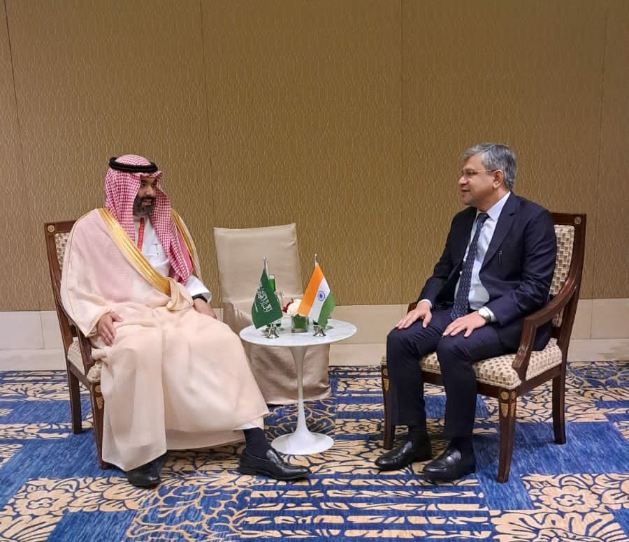 AshwiniVaishnaw's tweet photo. Bilateral meeting with HE @aalswaha, Minister of Communications &amp; IT, Saudi Arabia at the G20 (DEMM).

📍Bali, Indonesia

@g20org https://t.co/UQZW1zTgiY
