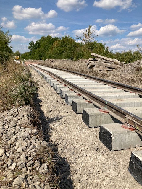 laurence_berrut's tweet photo. 🚧Visite des travaux de la ligne FRET Verdun-Dugny : un chantier de 9M€ financé par @Prefet55 @regiongrandest GIP Objectif 55  @SNCFReseau et Lhoist. 👋Tous mobilisés et unis pour rénover 9Km de ligne utilisée par un des leaders mondiaux de la chaux ! https://t.co/trGQOMtB8O