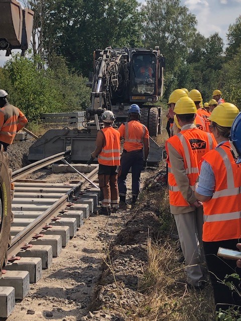 laurence_berrut's tweet photo. 🚧Visite des travaux de la ligne FRET Verdun-Dugny : un chantier de 9M€ financé par @Prefet55 @regiongrandest GIP Objectif 55  @SNCFReseau et Lhoist. 👋Tous mobilisés et unis pour rénover 9Km de ligne utilisée par un des leaders mondiaux de la chaux ! https://t.co/trGQOMtB8O