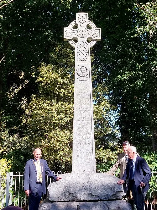 RGUSPASPH's tweet photo. Dr. Morag McFadyen @RGUPals (& #FODP) was @ the official opening of the refurbished GordonHighlanders War Memorial @DuthiePark today with David Cameron Lord Provost of Aberdeen, Major Grenville Irvine-Fortescue (GordonHighlanders) & Alan Amoore,Chair of FriendsOfDuthiePark (FODP) https://t.co/THW2KTyQ30