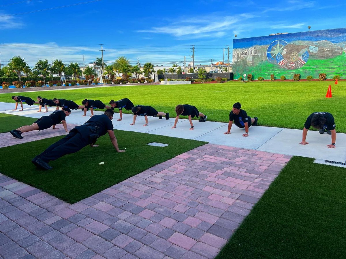 MedleyPolice's tweet photo. The Town of Medley Police Explorer Post 67 and Club 100 enjoying a great PT session during their weekly meeting.
#post67 https://t.co/rrkAlijfHe