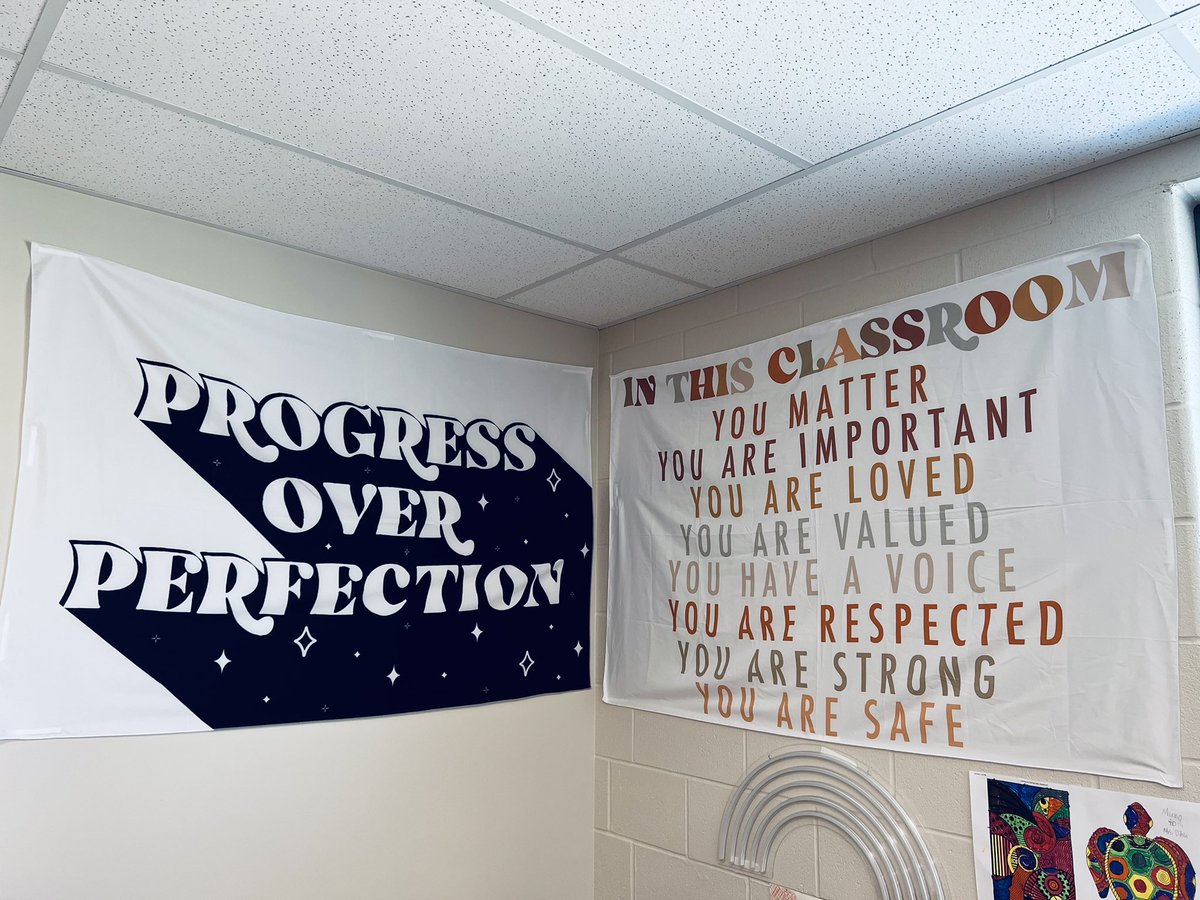 MinervaFalcons's tweet photo. Mrs. Diehl’s 5th grade classroom has two perfect reminders for ALL of us. #AnInsideLook #Minervafalcons #inspirational @WCSOH https://t.co/sSrDC9oCMP