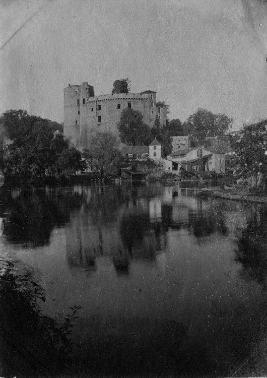 Le Château de #Clisson, dans le vignoble nantais, en 1890. Longtemps en ruines, il sera restauré plusieurs fois à partir des années 1970. <a href="/ClissonVille/">Ville de Clisson</a> est devenu célèbre mondialement grâce au festival des musiques extrêmes du #Hellfest qui s'est déroulé cet été.