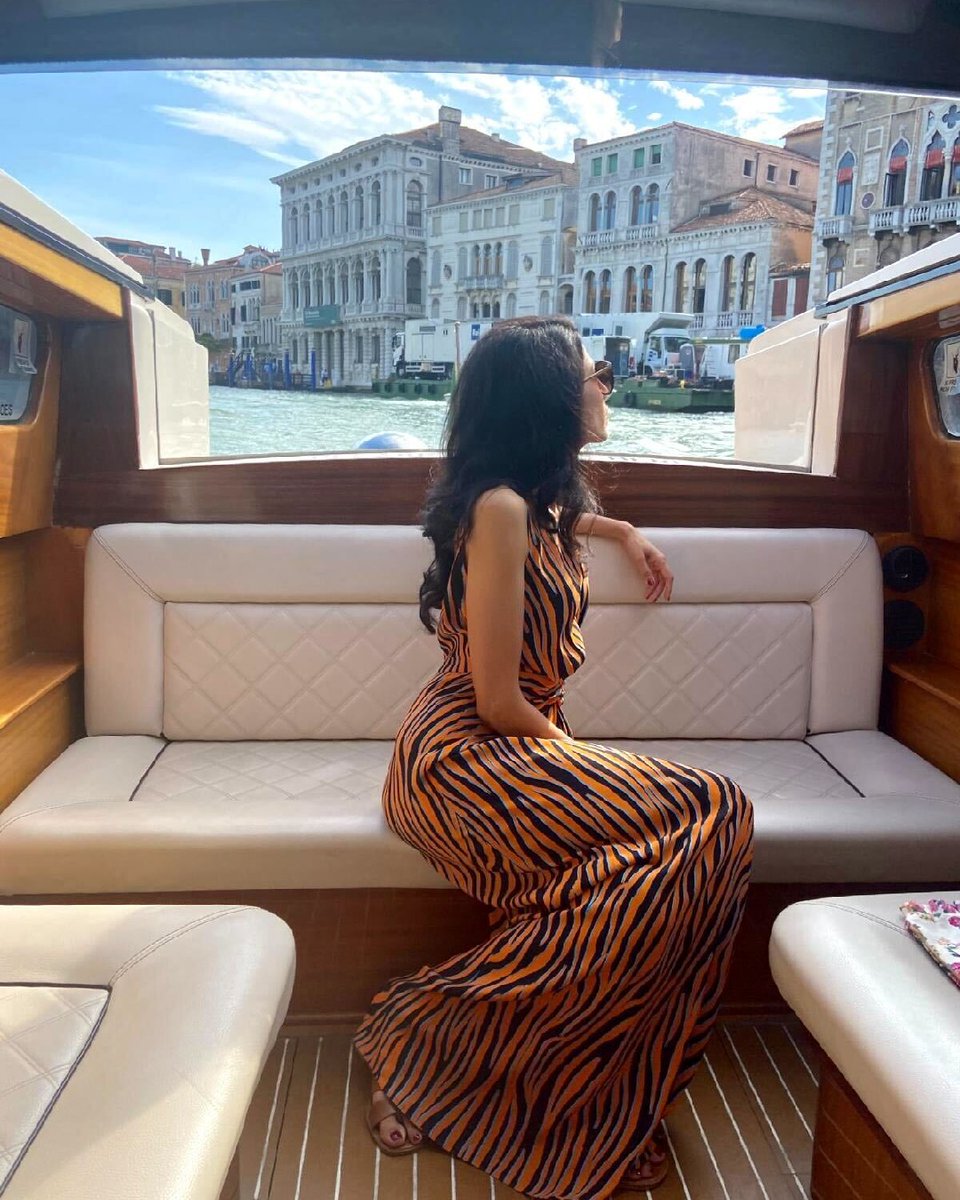 Touring La Serenisima with the beautiful @humaabedin in our Ace max dress. 🛶🦓 #DVFinMyStyle