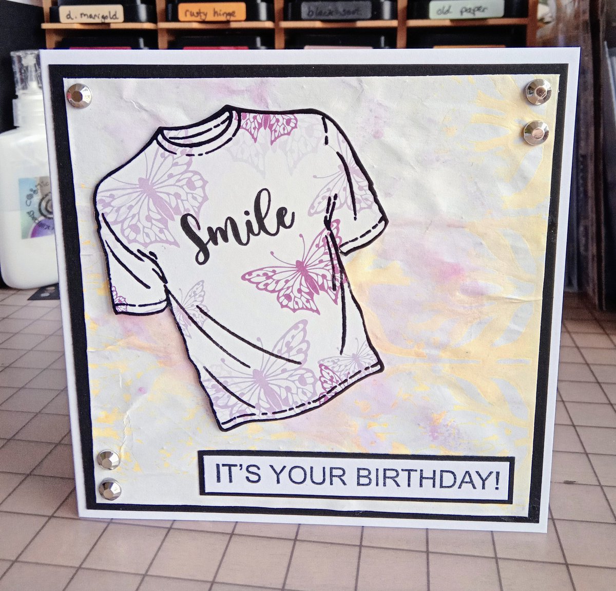 by_maxine's tweet photo. Hi everyone!
Sharing a T shirt card this afternoon 
💛😊
#HandcraftedByMaxineB
#SupportSmallBusiness #handmadecardsforsale 
#VisibleImage #VisibleImageStamps #StampsByMe #TShirt #NothingToWear https://t.co/8VIojnoIxn