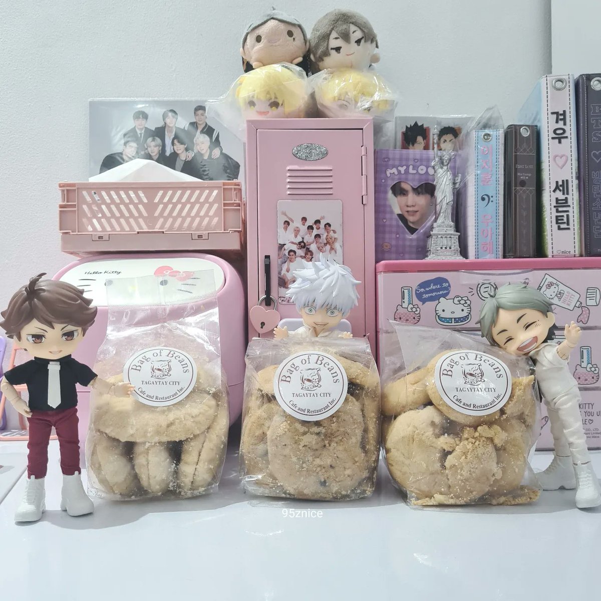 95znice's tweet photo. my trio here love cookies and have been competing which flavor is the best 😆 i've been trying to tell them i'll still eat all of these crumbled cookies anyway so no need to show off 🤣💞

p.s. say hi to my kise mochis that are still in plastics lol

#oikawa #sugawara #gojo https://t.co/xEPJcoj4PS