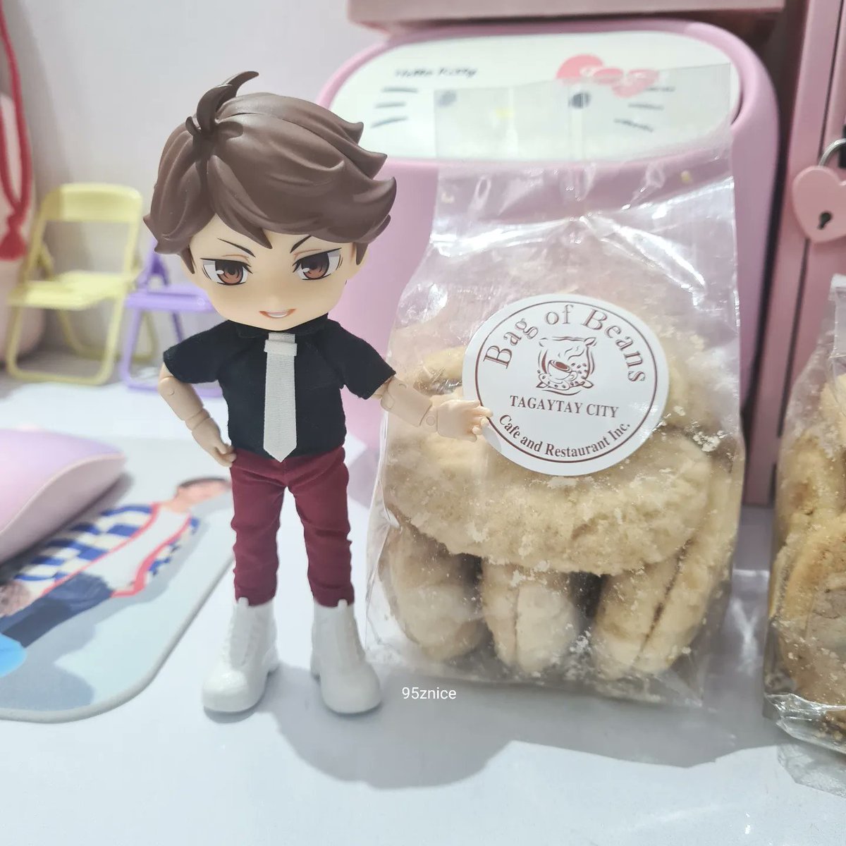 95znice's tweet photo. my trio here love cookies and have been competing which flavor is the best 😆 i've been trying to tell them i'll still eat all of these crumbled cookies anyway so no need to show off 🤣💞

p.s. say hi to my kise mochis that are still in plastics lol

#oikawa #sugawara #gojo https://t.co/xEPJcoj4PS