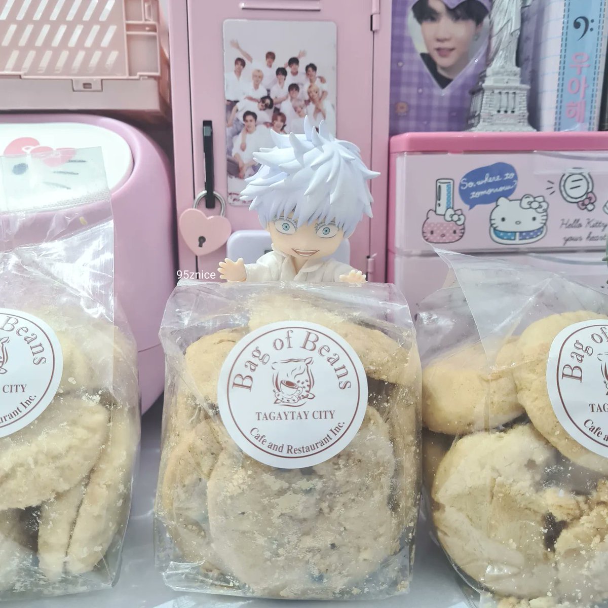 95znice's tweet photo. my trio here love cookies and have been competing which flavor is the best 😆 i've been trying to tell them i'll still eat all of these crumbled cookies anyway so no need to show off 🤣💞

p.s. say hi to my kise mochis that are still in plastics lol

#oikawa #sugawara #gojo https://t.co/xEPJcoj4PS