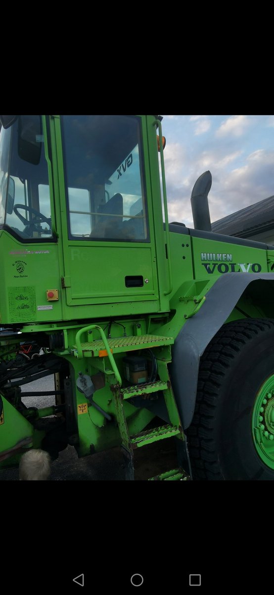 Byazon's tweet photo. @goranozo Har du fått en "mitt i livet kris" &amp; rebrandat dig från Undersköterska till  Roughneck i Pitä med en jävulusiskt övertänd traktor? Man vet då att dikena blir grävda i tid &amp; gatorna fri från snö om Hulken är anlitad. Heina är en som kan jobba!! He är jävlart säkert !!! https://t.co/JHPdYqA00f
