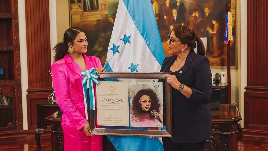 sonymusicmexico's tweet photo. #MeRehuso a creer que @Cesia_Saenzz haya conocido a la presidenta de Honduras 🇭🇳 🦁.
Sigamos escuchando su sencillo: https://t.co/66dd2vafqA https://t.co/ZgClzJs0q8